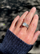 Load image into Gallery viewer, Mother of Pearl Ring [Size 8]
